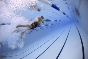 Fem sjove aktiviteter for børn i svømmehallen